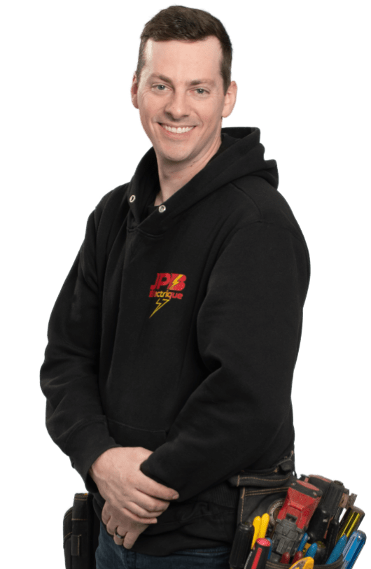 un homme portant un sweat à capuche et un chapeau avec le logo JPB électrique
