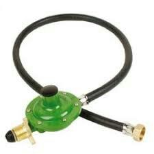 Un regulador de gas verde con una manguera negra conectada a él.