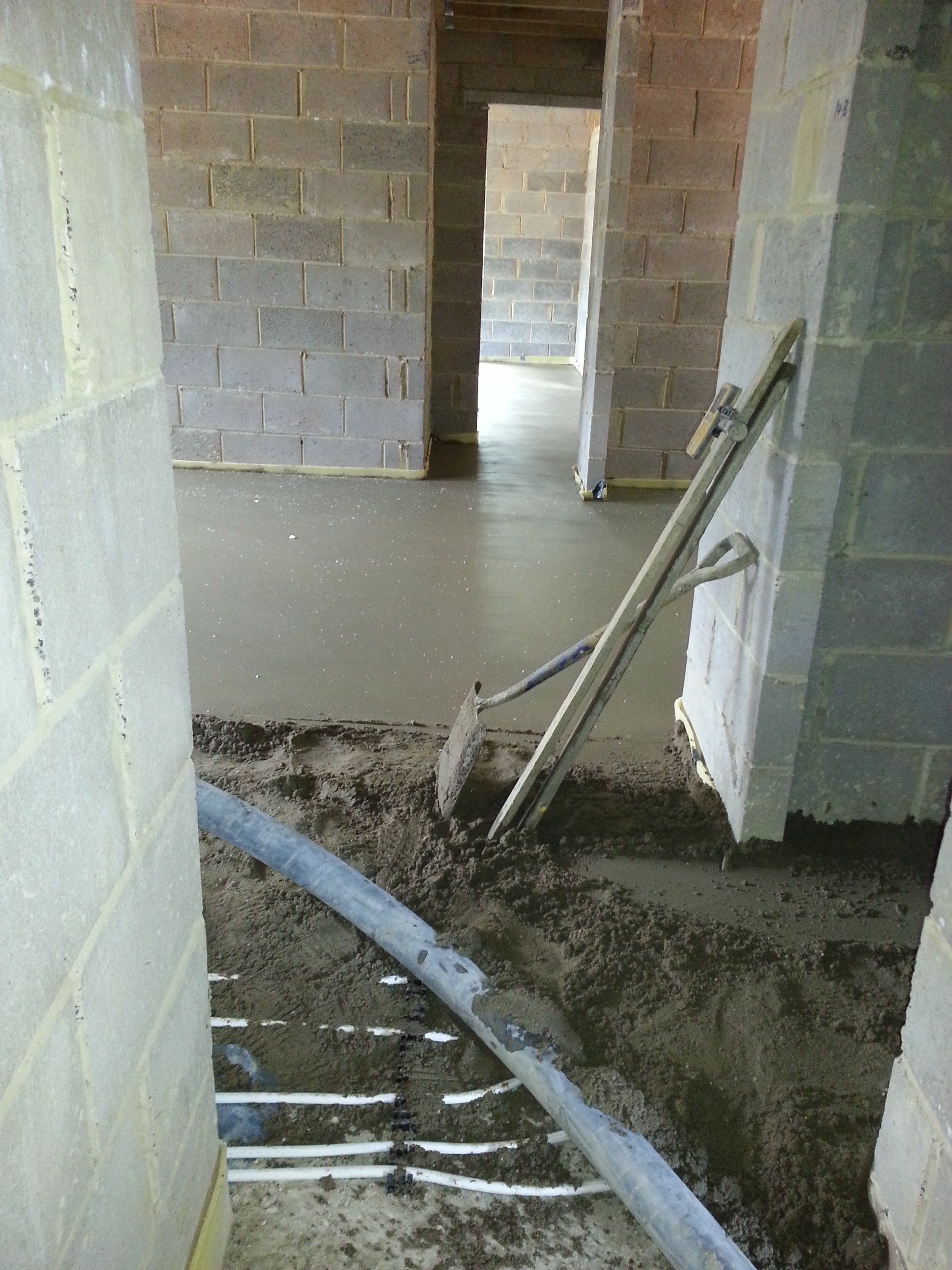 Screed to a through Romm