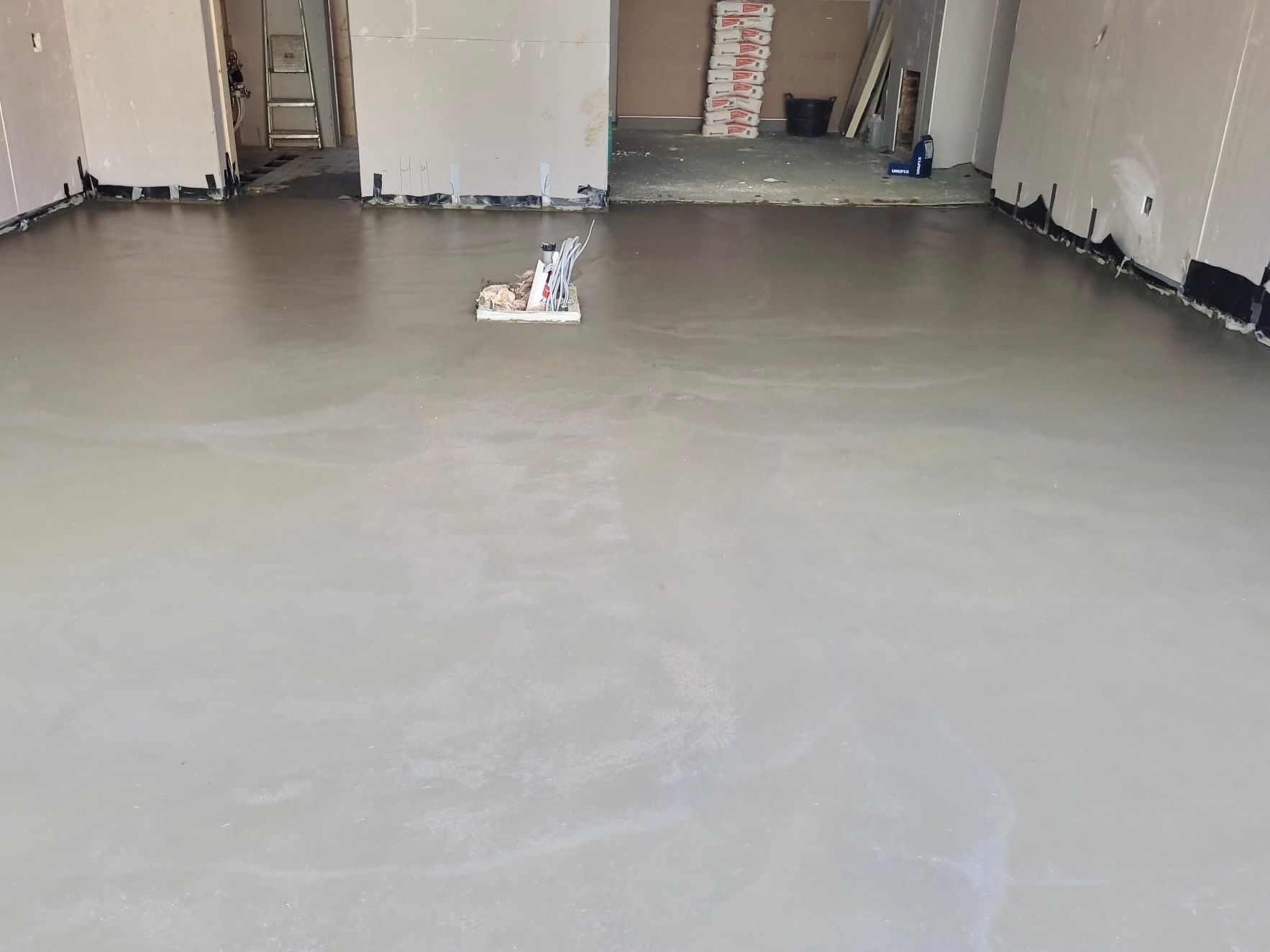 Screed floor laid over insulation in a new build