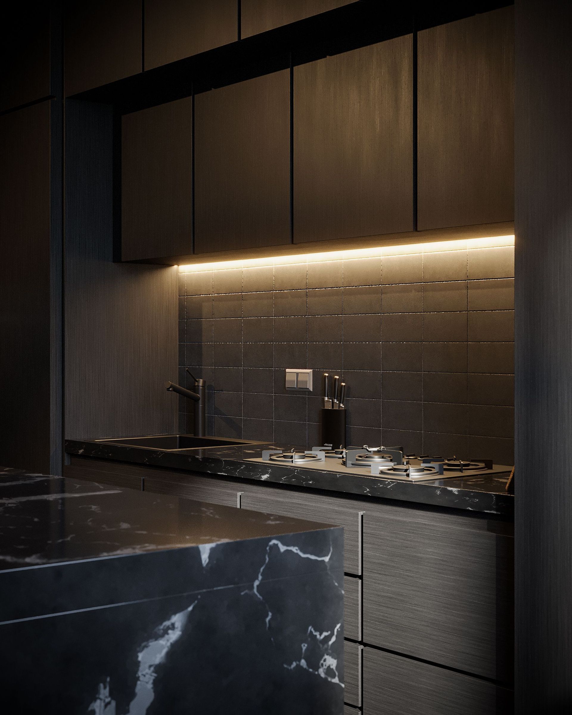 Moderne donkere keuken met zwart marmeren kookeiland, houten kasten en verlichting onder de kasten.