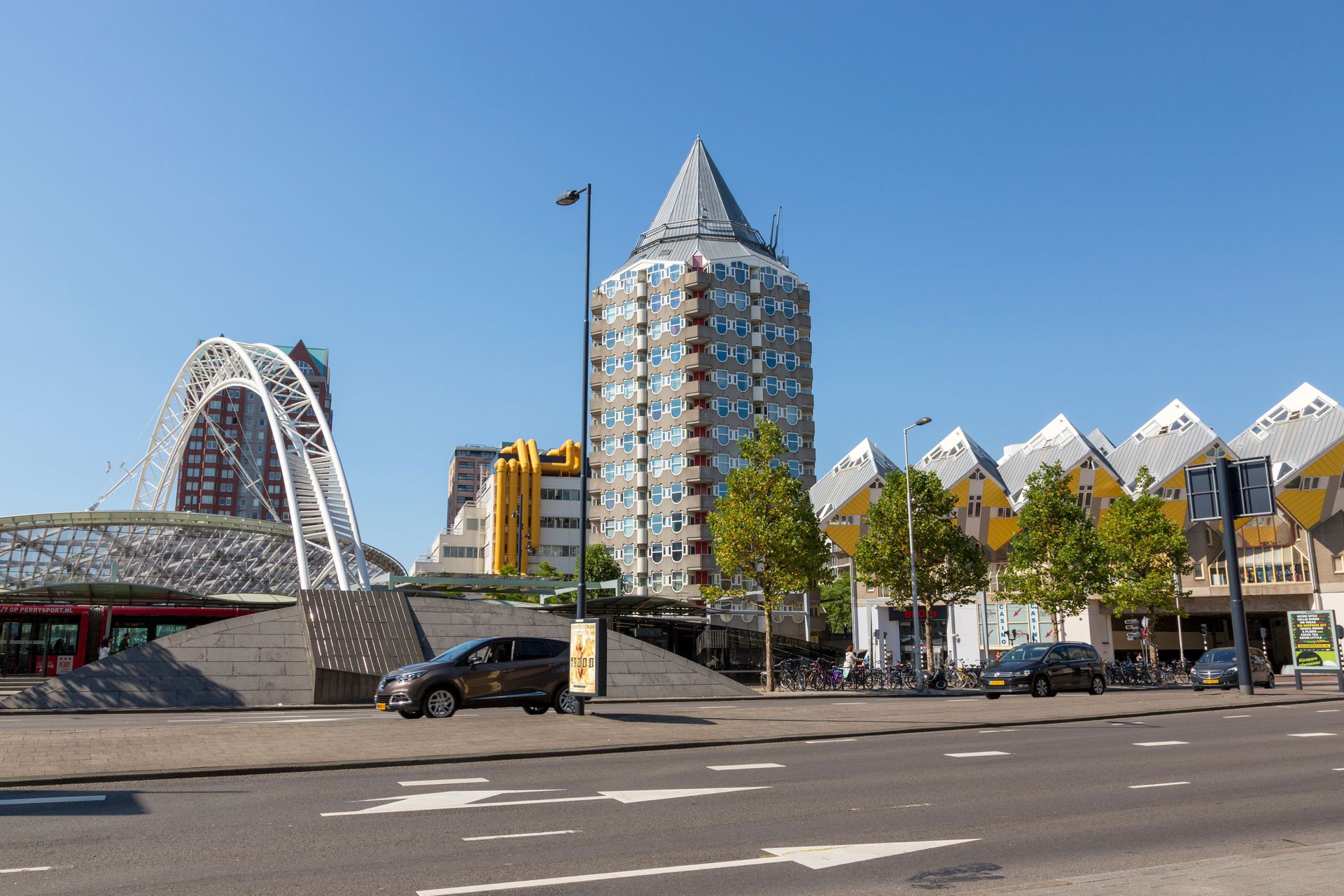 skyline aan het water met een reuzenrad, een kegelvormige toren en een rij gebouwe.