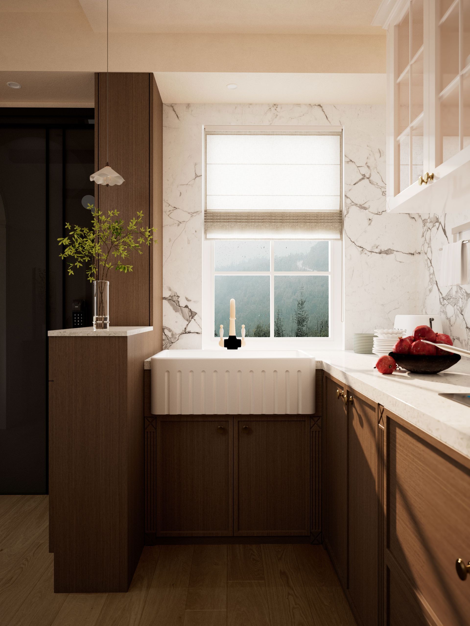 Lichte, moderne keuken met witte spoelbak, raam, houten kasten en marmeren aanrechtblad.