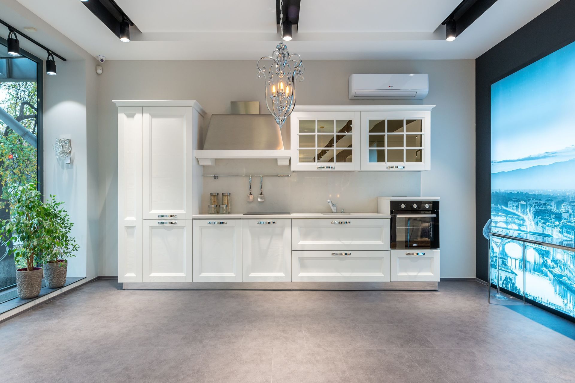 Moderne witte keuken met kasten, dakraam, glazen deuren en een groot raam met uitzicht op de oceaan.