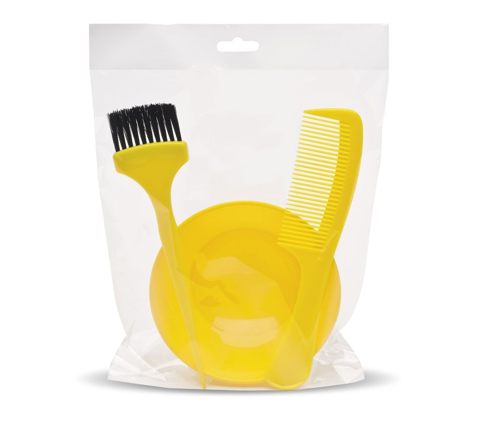 Una spazzola e un pettine gialli sono in un sacchetto di plastica.