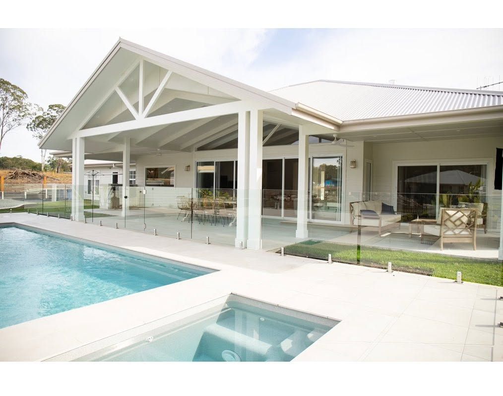 Builder Forster White Single-storey Villa With A Swimming Pool
