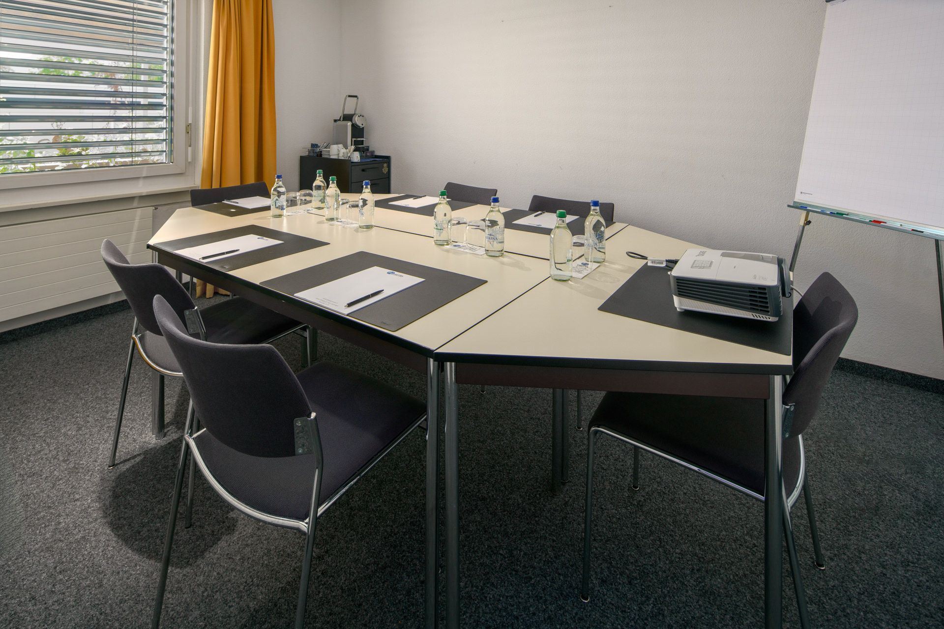 Für ein Treffen oder eine Sitzung mit bis zu sechs Personen eignet sich der Raum 6 im Hotel Egerkingen perfekt