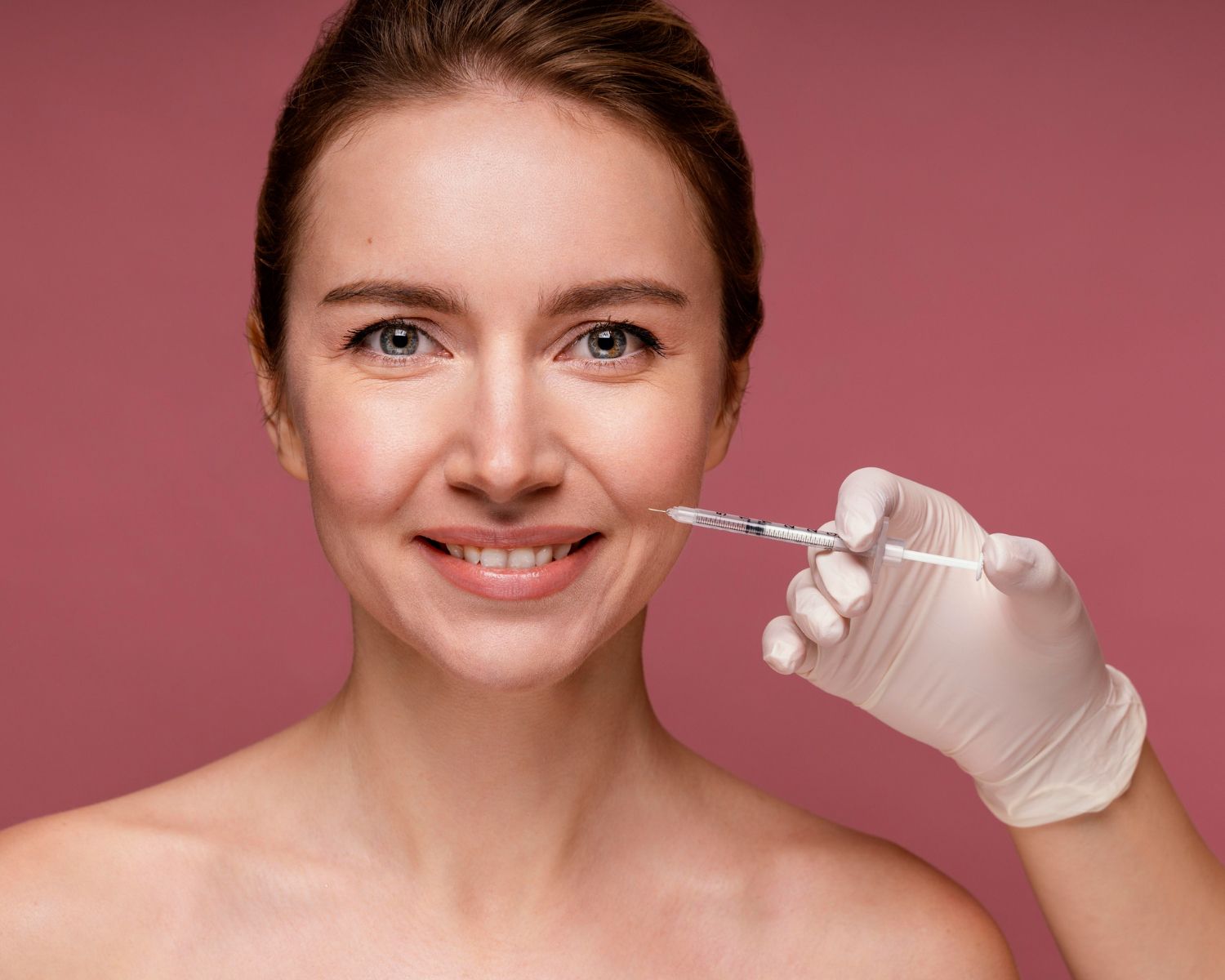 Le skinbooster est un traitement injectable à base d’acide hyaluronique qui hydrate la peau en profo