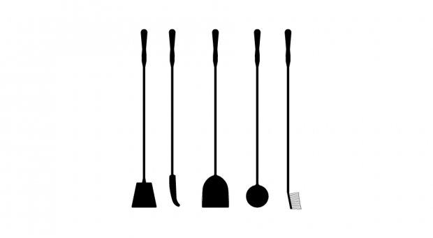 Cinque utensili da cucina neri con manici lunghi, tra cui spatola, mestolo e schiumarola, su sfondo bianco.