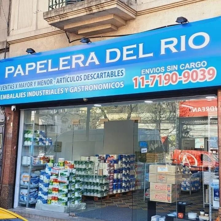 Fachada de Papelera del Río con un letrero azul, donde se exhiben artículos de papel y desechables al por mayor