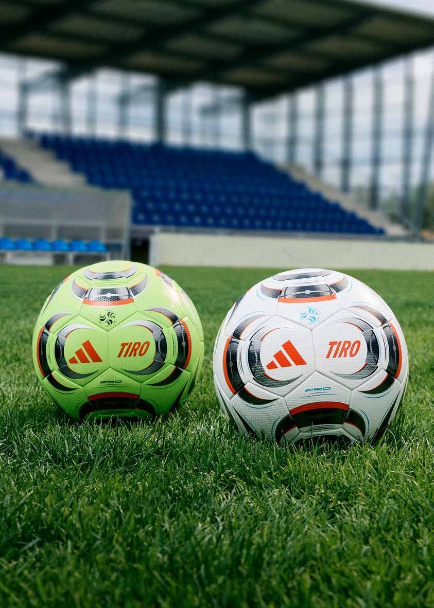 Due calciatori in azione, uno giallo e uno blu, su un campo verde con un pallone da calcio.