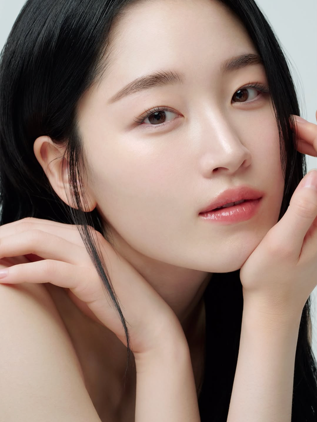 Woman with smooth skin representing Oligio skin tightening and facial rejuvenation