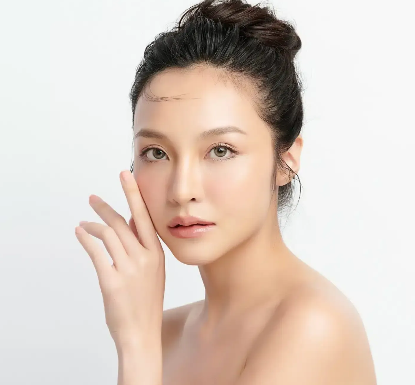 Woman with smooth skin representing Oligio skin tightening treatment
