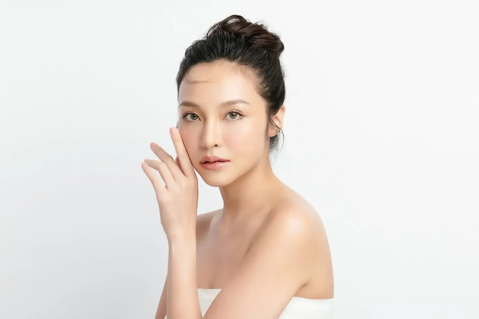 Woman with glowing skin representing Oligio skin tightening treatment in Hollywood FL