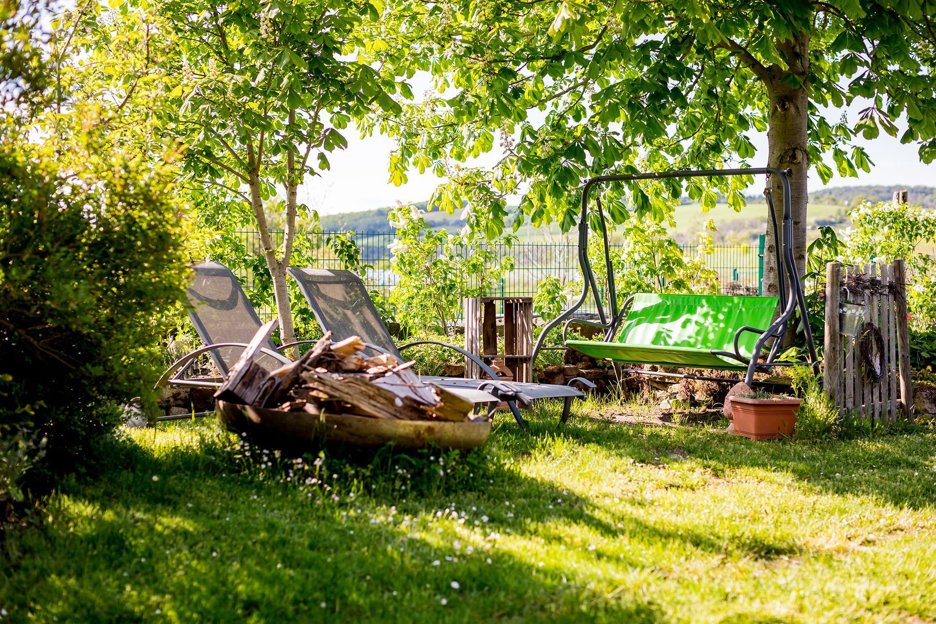 FeWo Hoff - Gartenansicht mit Schaukel