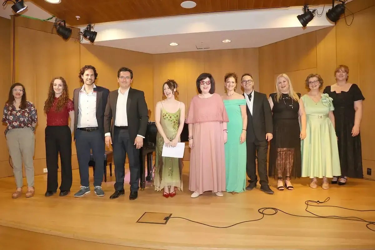 Ομαδική φωτογραφία των συντελεστών της συναυλίας στο Μέγαρο Μουσικής στις 08.06.2026