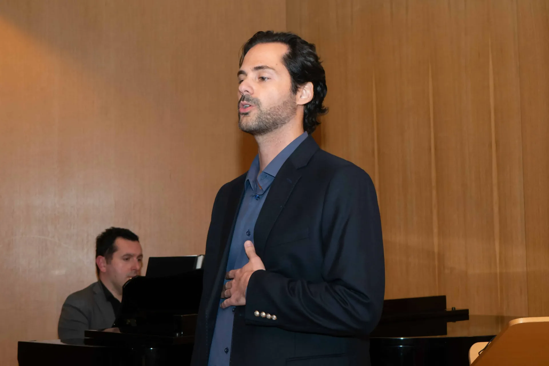 Ο τενόρος Ανδριανός Βλαχάκης τραγουδώντας στη συναυλία του Voice Loft στο Μέγαρο Μουσικής Αθηνών, 28/01/2026.