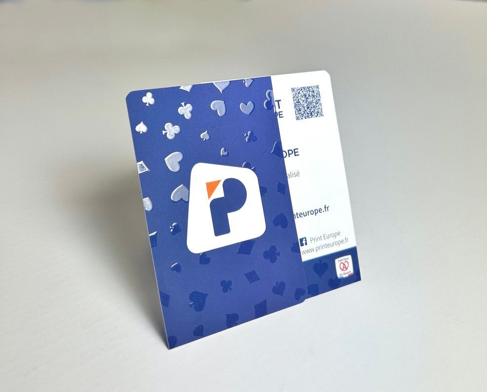 Une carte de visite bleue et blanche avec un code QR dessus.