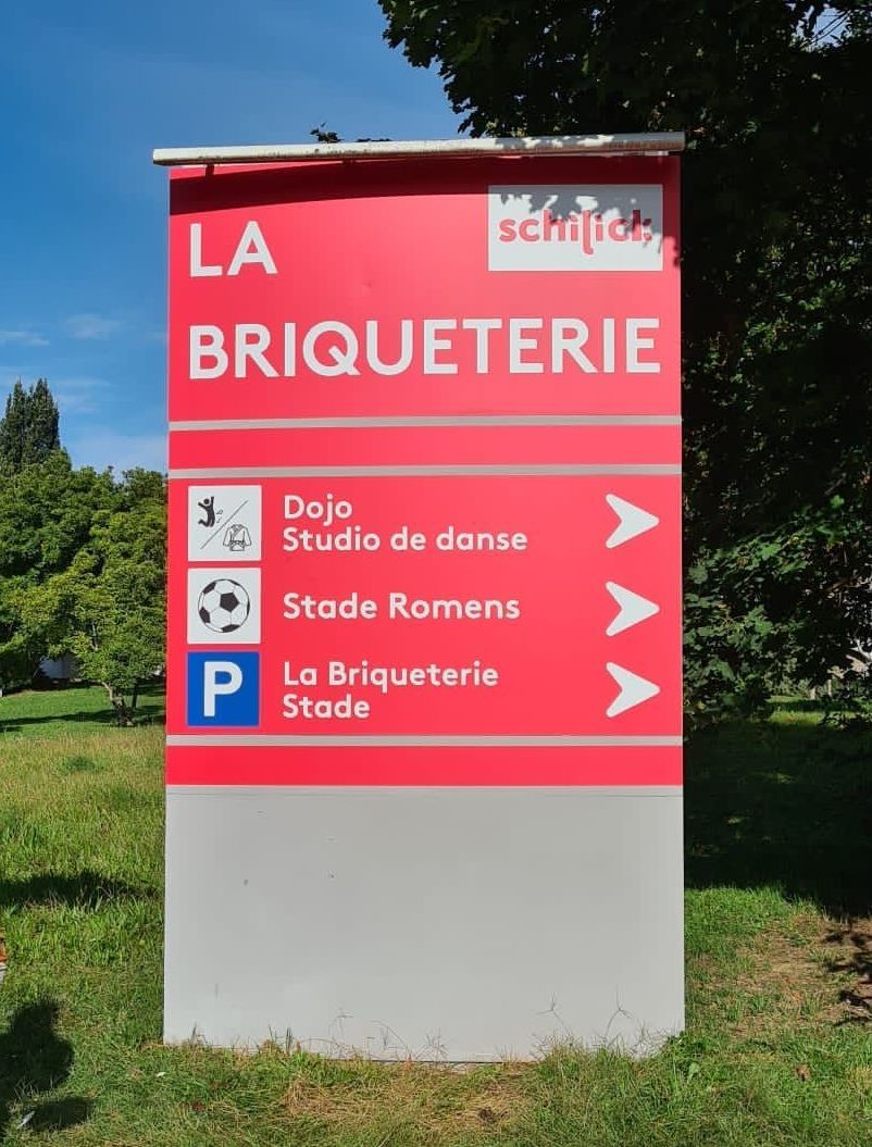 Un panneau rouge et blanc qui dit la briqueterie
