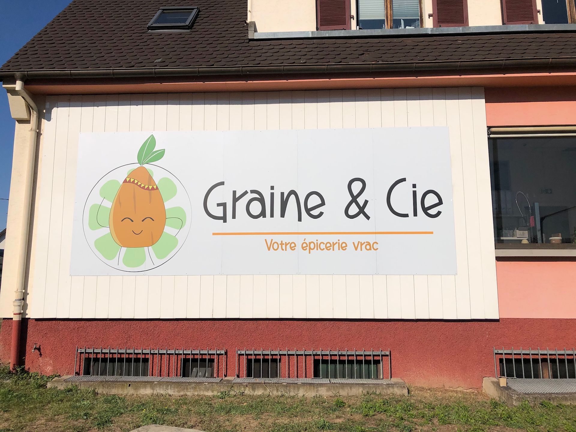 Un panneau sur le côté d'un bâtiment qui dit graine & cie