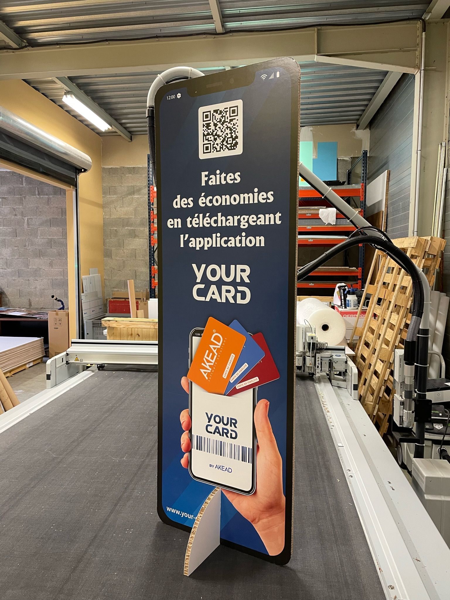 Un téléphone avec un panneau indiquant votre carte dessus