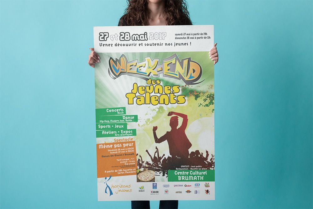 Une femme tient une affiche pour les jeunes talents