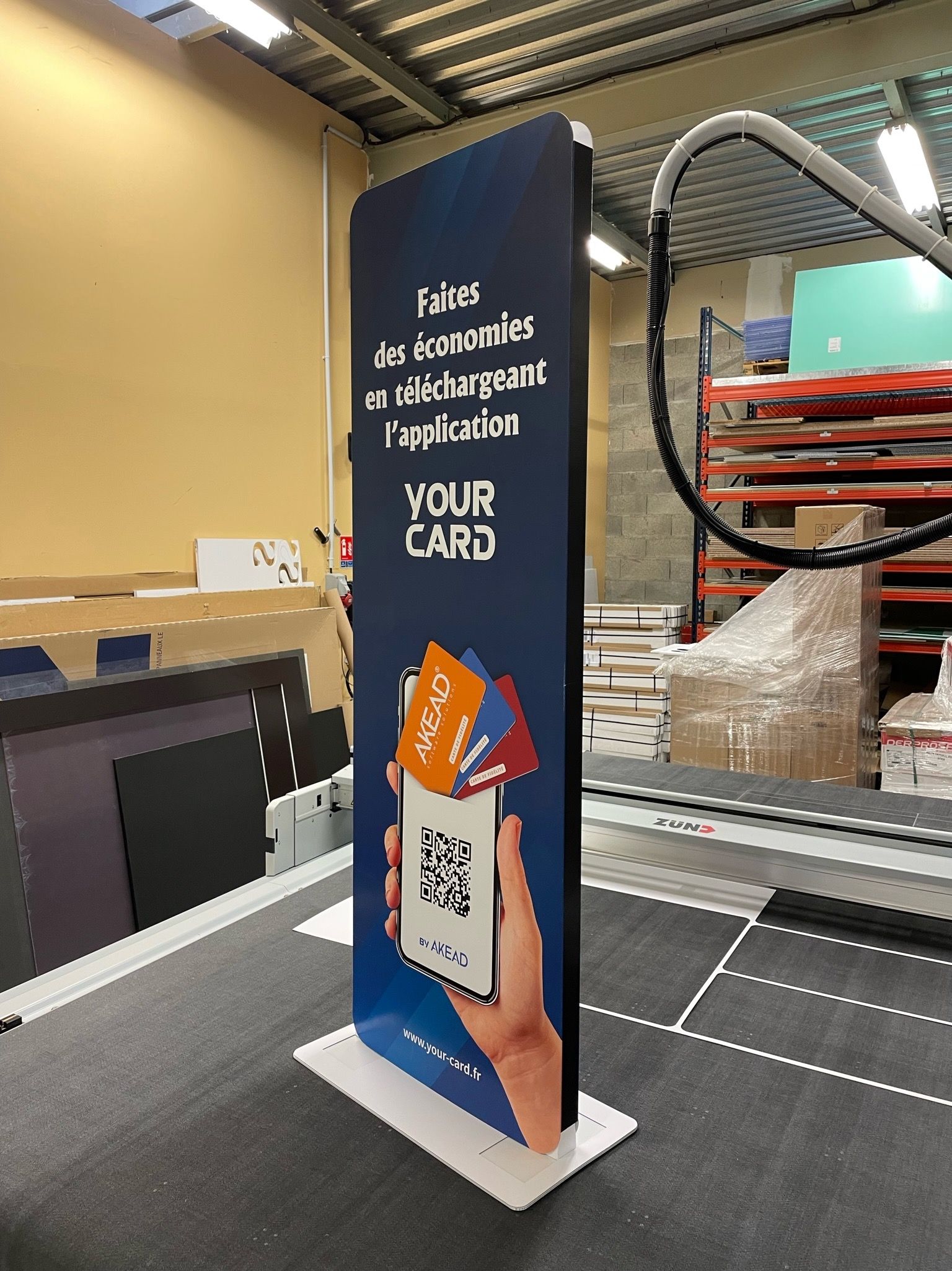 Un panneau indiquant « votre carte » est posé sur une table dans un entrepôt.