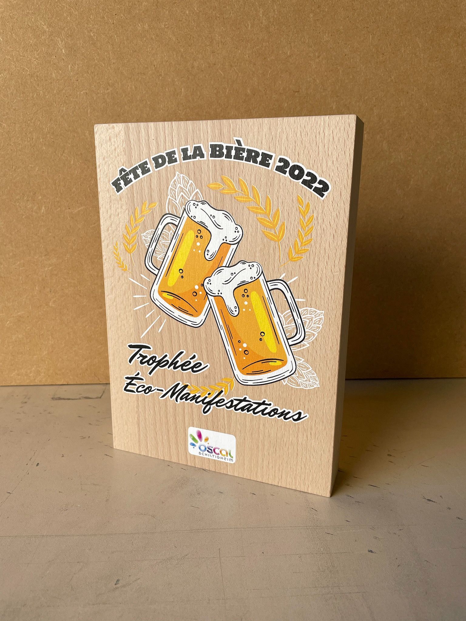 Un livre avec deux chopes de bière dessus est posé sur une table.