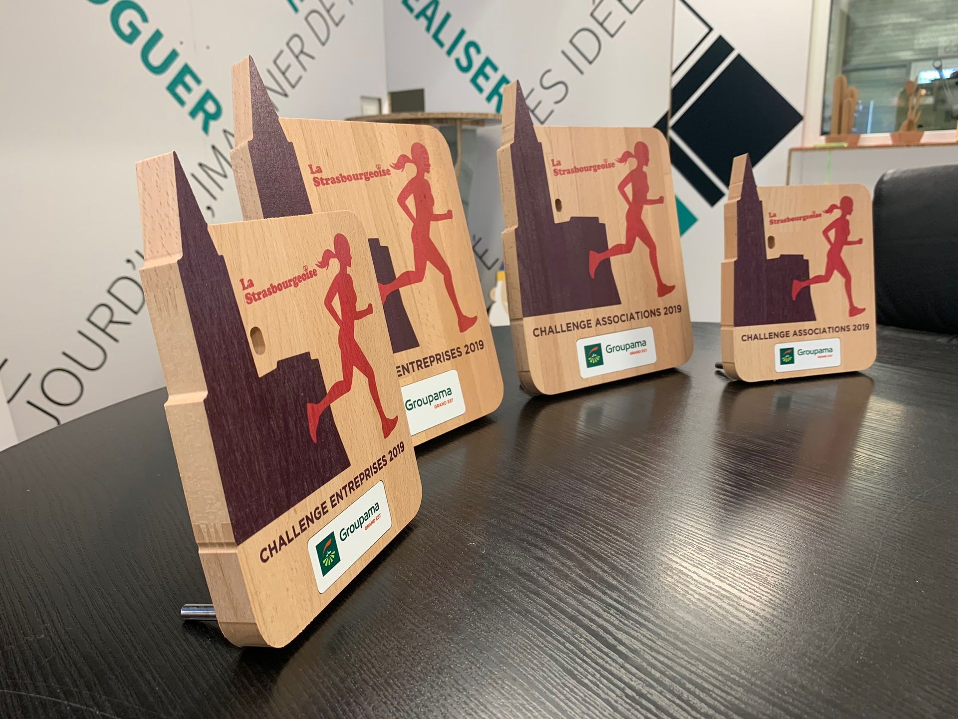 Trois plaques de bois avec des patins dessus sont sur une table