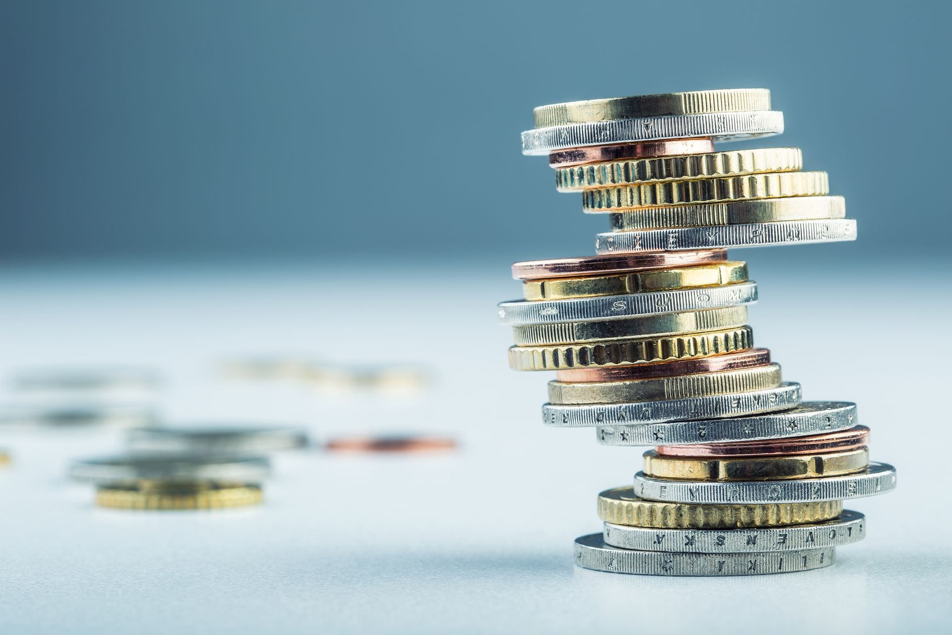 Una pila de monedas apiladas una encima de otra sobre una mesa.