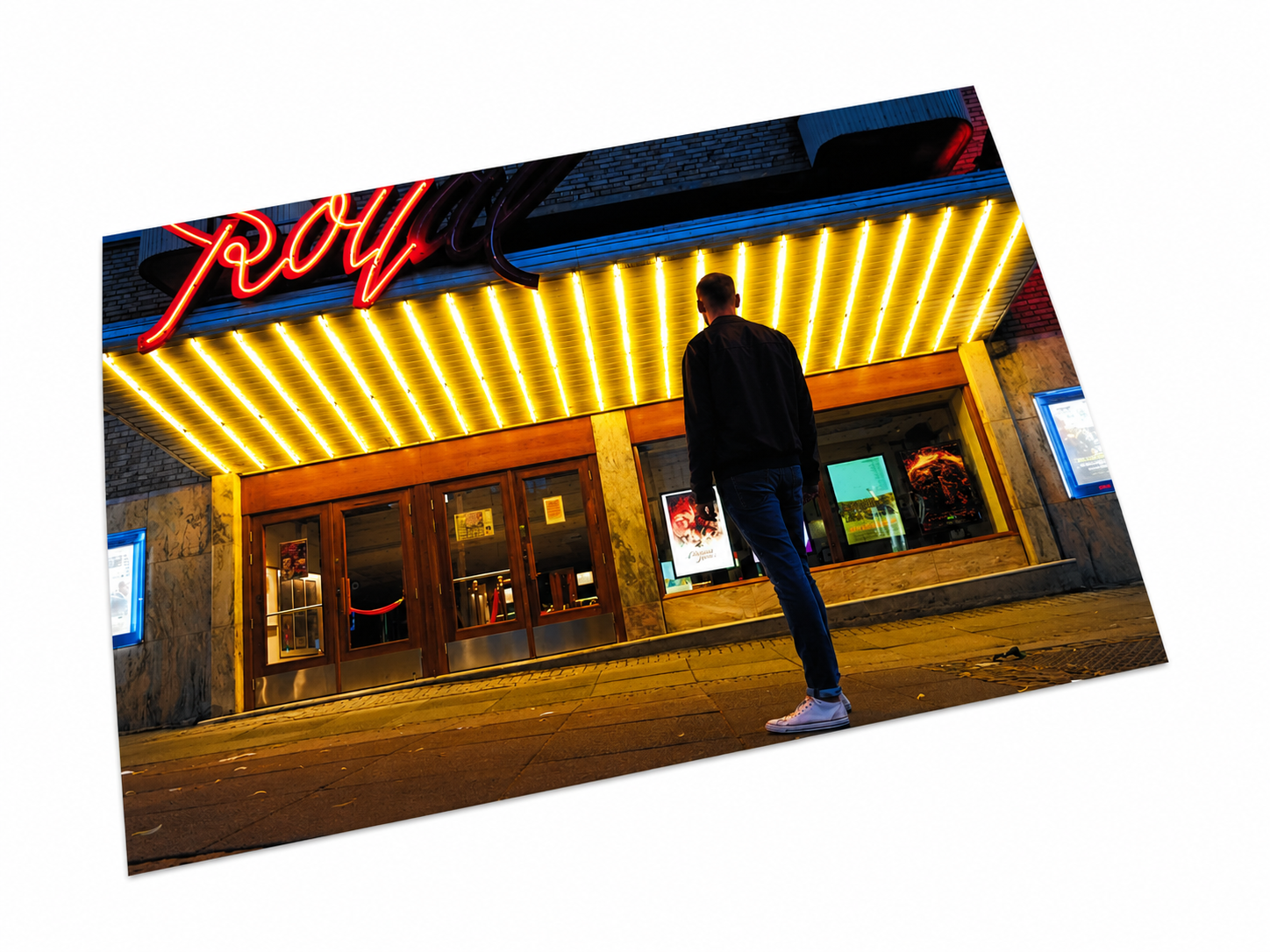 Fotografie detaliată cu o printare de format 10x15 cm pe hârtie fotografică Luster semi-lucioasă, care evidențiază textura ușor granulată și culorile vibrante, ținută cu delicatețe de o mână.