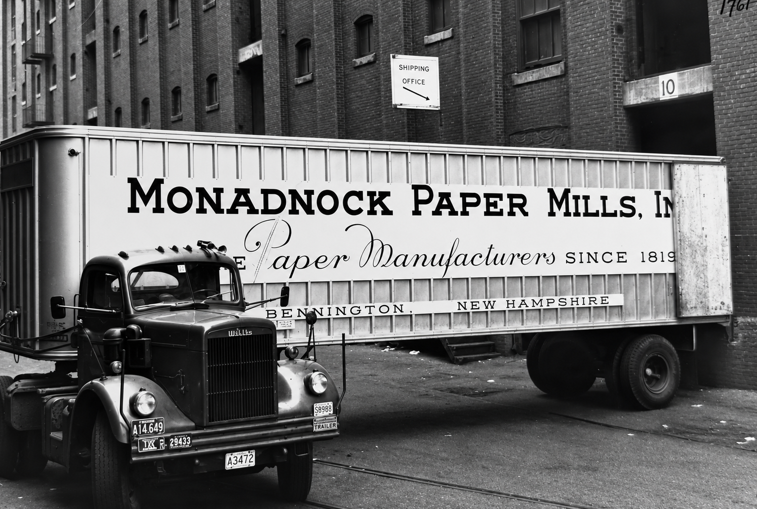 Monadnock Paper Mills sărbătorește o etapă importantă - este acum cea mai veche fabrică de hârtie funcțională continuu din țară. Compania și-a început activitatea în 1819 și, de-a lungul a peste două secole în New Hampshire, a reușit să țină pasul cu toate schimbările din industrie. Chiar și după toți acești ani, Monadnock este încă cunoscută pentru fabricarea hârtiei de calitate și pentru ideea de a veni cu noi idei, totul în timp ce lucrează îndeaproape cu clienții săi. În zilele noastre, produsele lor ajung peste tot: tipografii comerciale, ambalaje, comerț cu amănuntul și chiar și unele utilizări tehnice destul de specializate. Au dezvoltat o gamă largă de produse pe bază de fibre pentru a servi tot felul de piețe.
