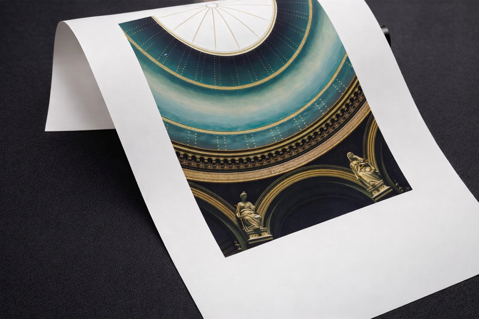Descoperă la Stancu Print singura hârtie fotografică mată premium din România, rezistentă la apă și cu protecție UV.