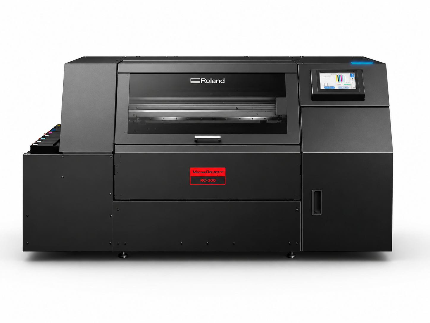 Roland DG Corporation a prezentat în avanpremieră VersaOBJECT RC-300 și RC-300c la FESPA Barcelona 2026, o nouă serie de imprimante UV elicoidale concepute pentru imprimarea directă pe sticle, recipiente, articole pentru băuturi, produse promoționale și ambalaje speciale. Unitățile sunt destinate atelierelor de servicii de imprimare și utilizatorilor de nivel de producție, lansarea oficială fiind așteptată la Printing United, Las Vegas, în septembrie 2026.