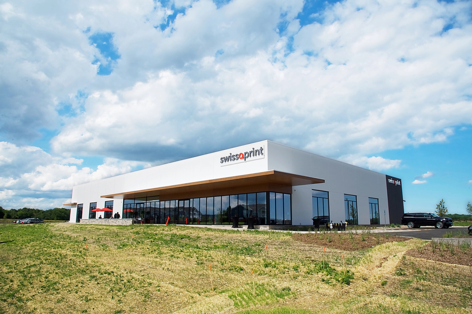 La zece ani de la înființarea filialei sale americane, swissQprint s-a mutat într-un nou sediu comercial în West Dundee, lângă Chicago. Prin această investiție, producătorul elvețian de imprimante de format mare își propune să își consolideze poziția pe piața nord-americană și să creeze spațiu pentru o creștere ulterioară.