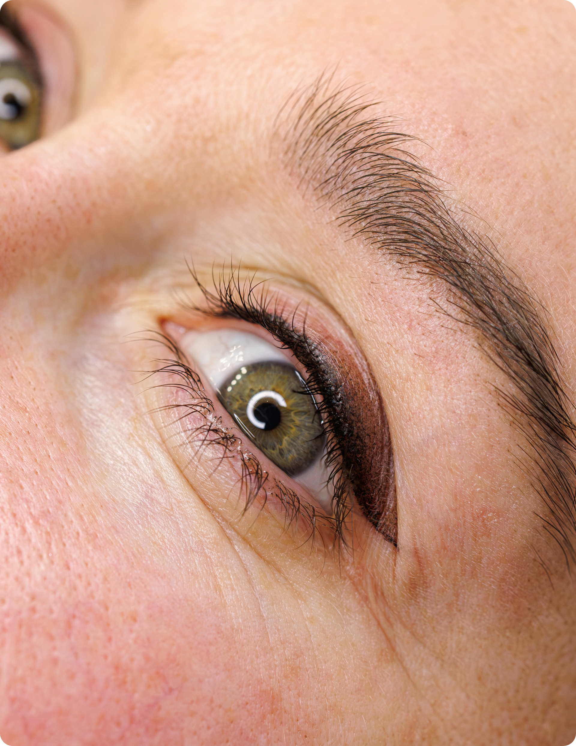 Eine Nahaufnahme des Auges einer Frau mit Make-up.