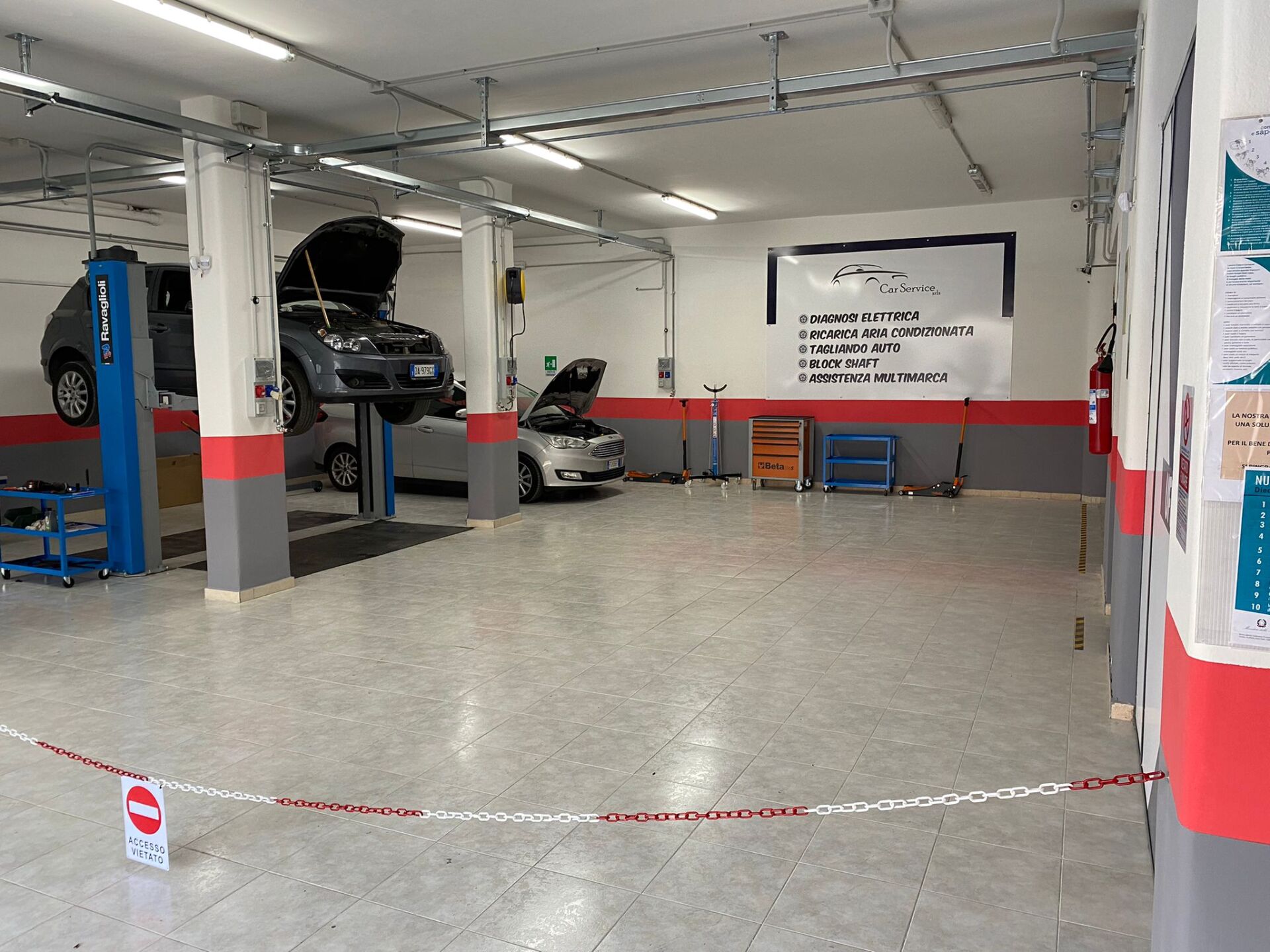 interno dell'autofficina e postazioni auto