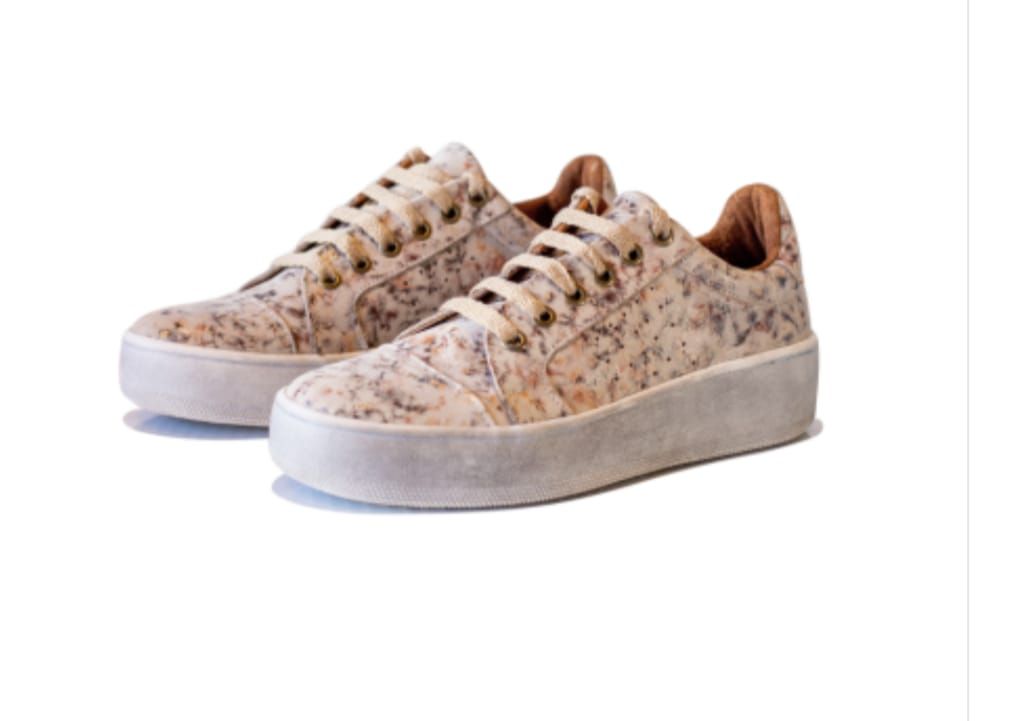 Zapatillas de plataforma en color tostado y moteado con suela y cordones en color blanco.