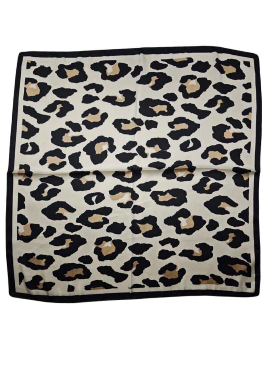 Mujer con gafas de sol y chaqueta negra, sosteniendo una bufanda con estampado de leopardo sobre una blusa blanca.