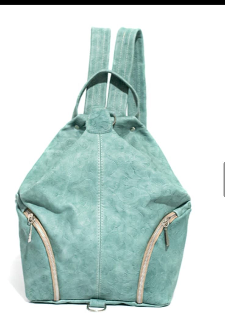 Mochila verde menta con cremalleras doradas y asa superior sobre fondo blanco.