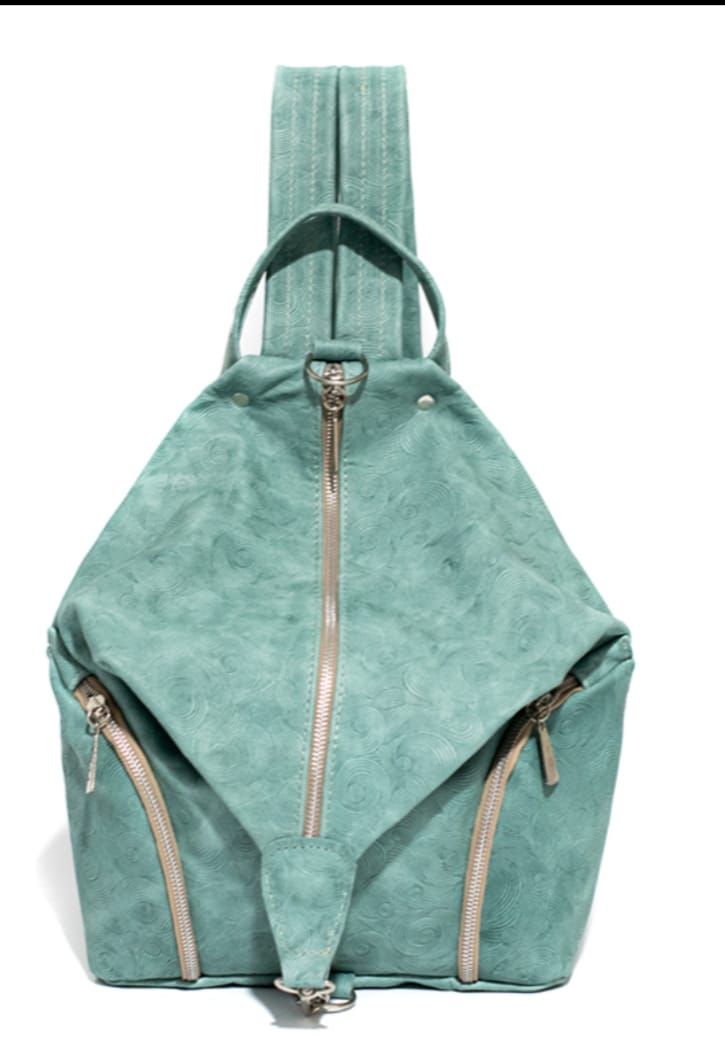 Mochila verde menta con cremalleras doradas y asa superior sobre fondo blanco.