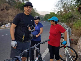 Couples coaching in Goa - partners chatting roadside with bikes on the coastal ride