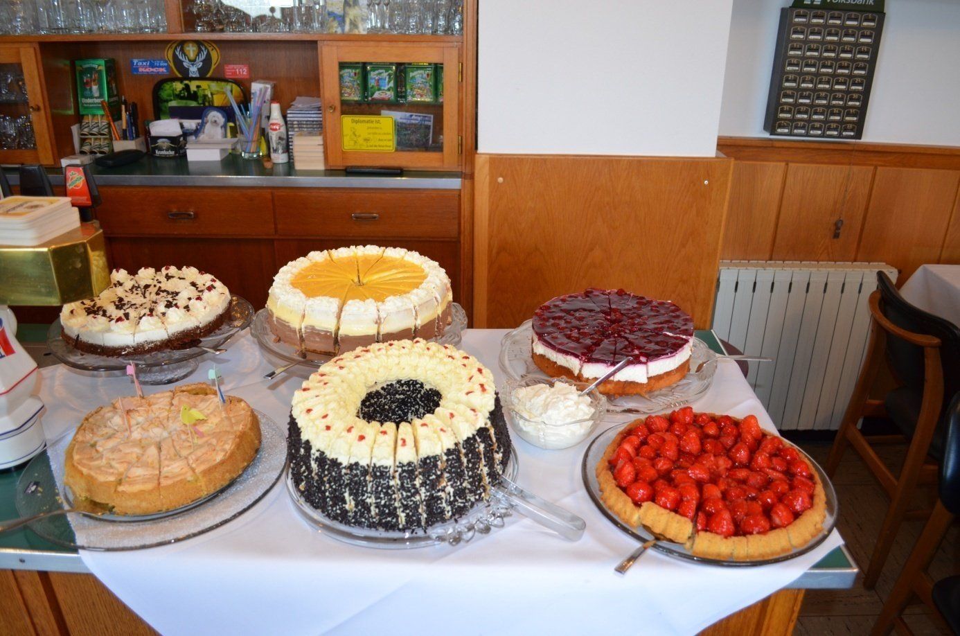 Es ist ein Kuchenbüffet zu sehen. Erdbeekuchen, Frankfurter Kranz,...