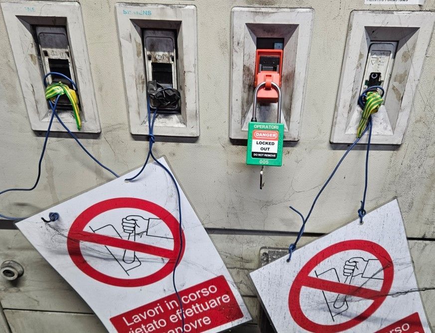 interruttori Siemens lucchetto di sicurezza sulla manutenzione elettrica cartelli ammonitori procedura LOTO sezionatori rotativi 
