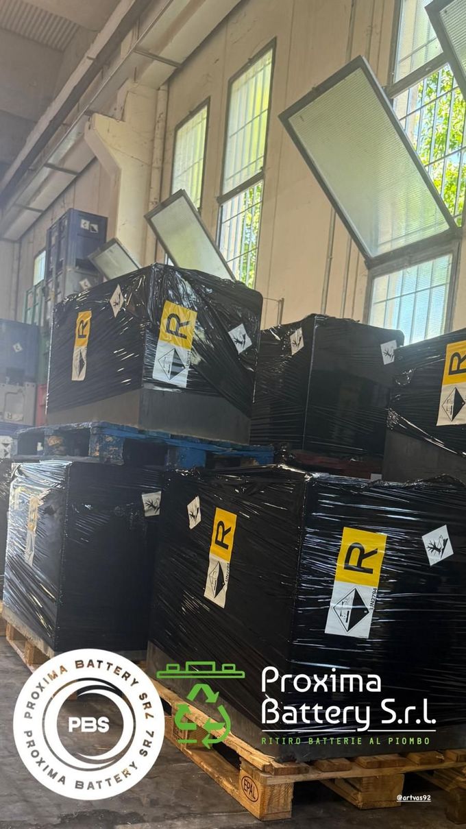 Pallet di batterie avvolte in pellicola nera e contrassegnate con il simbolo di pericolo 