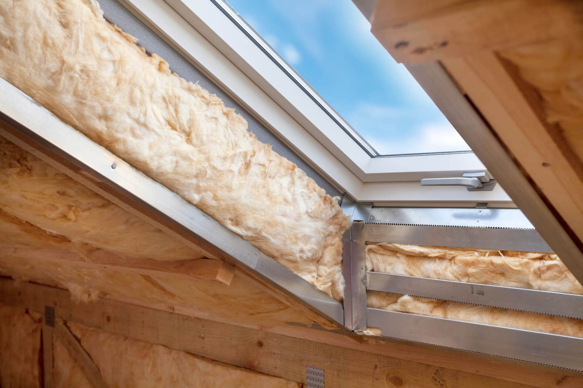 Il y a une lucarne au plafond d'une maison.