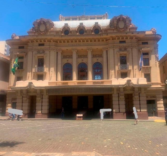 O Teatro Pedro II em Ribeirão Preto, Brasil, é um edifício histórico neoclássico com uma praça de pedra em frente.