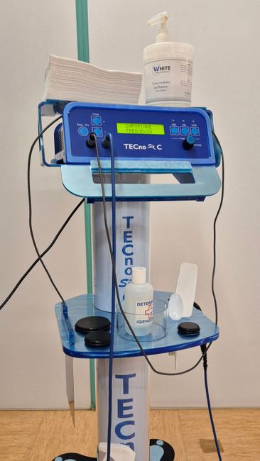 Pubblicità del dispositivo di diatermia a trasferimento di energia capacitiva TECnoSix C su uno sfondo con sfumatura blu.