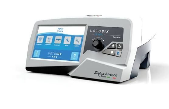 Un dispositivo laser medicale con schermo verde, etichetta di sicurezza gialla e pannello di controllo con pulsanti direzionali.