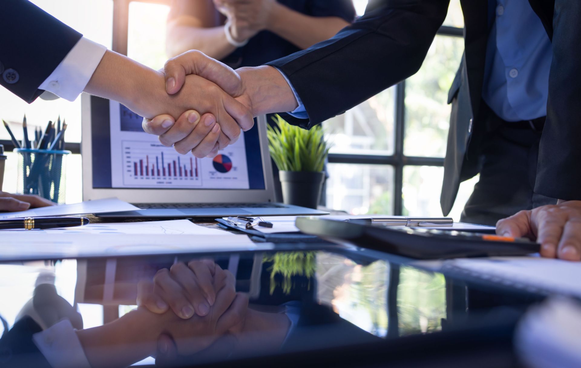 uccessful+negotiate-hand+shake-two+businessman+shake+hand+with+partner+to+celebration+partnership